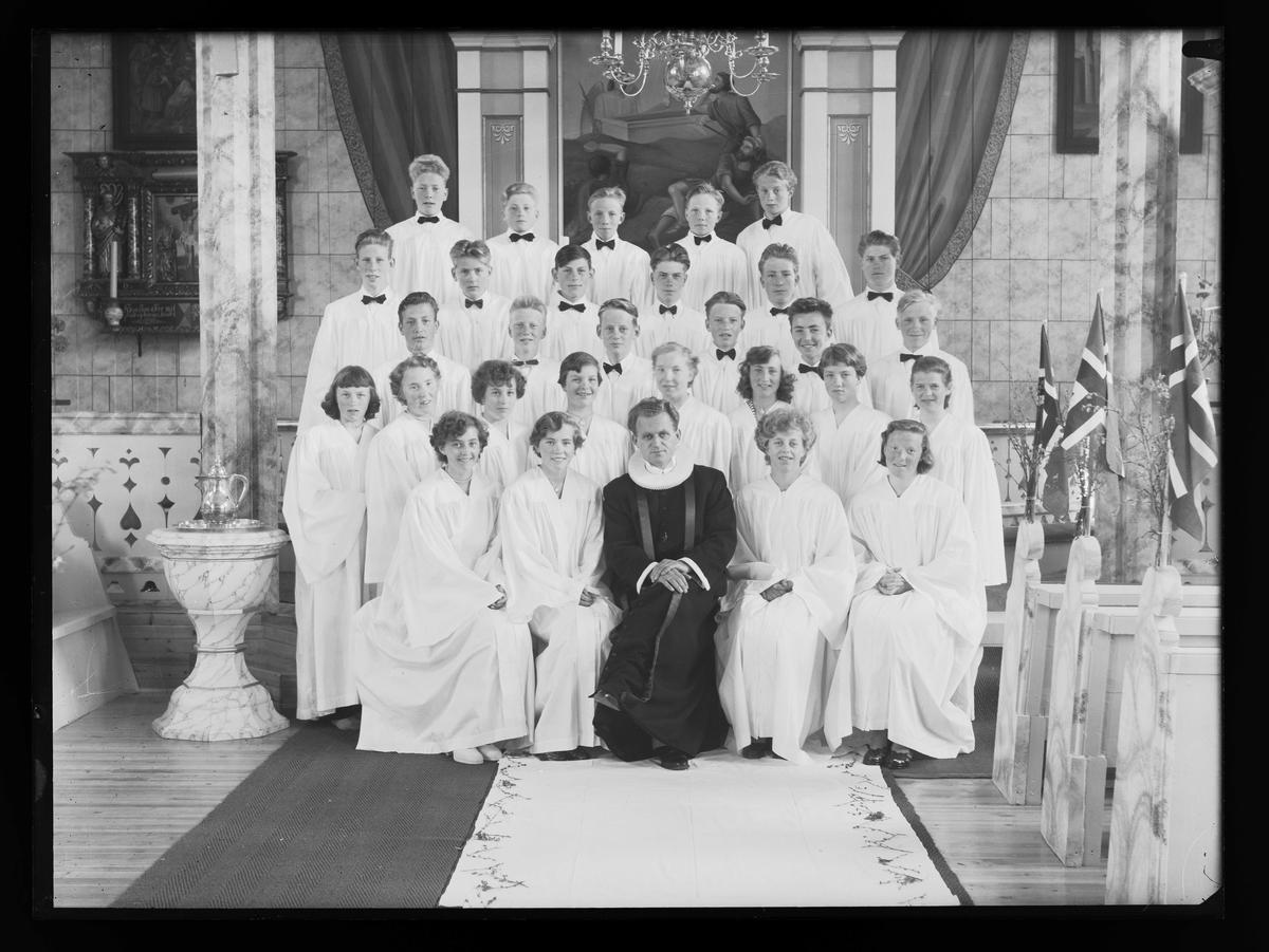 Gruppebilde av konfirmanter i Os kirke 1957
