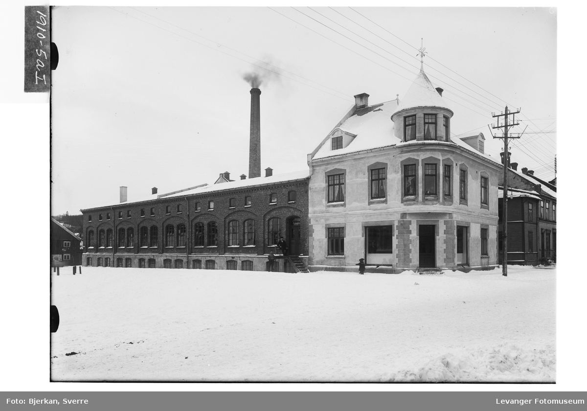 Ullvarefabrikken på Levanger en vinterdag.