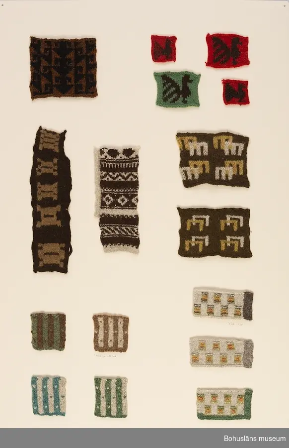 16 st stickade mönsterprover komponerade av Emma Jacobsson. Mönsterproverna stickades upp som en del av designprocessen för att sedan bedömas om mönstret skulle tillverkas eller ej. En del av de bevarade mönsterproverna är därför kända medan andra inte är det.