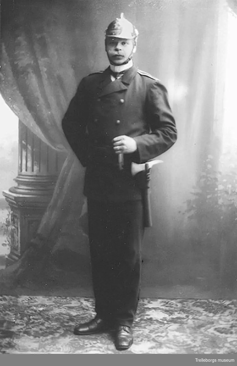 John Fält, polis/brandman. Mellan 1895 och in på 1920-talet var polis och brandförsvar sammanslagna och man utförde båda arbetsuppgifterna.