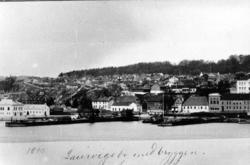 Larvik by sett fra Larvik havn. Vestre og Østre brygge. Toll