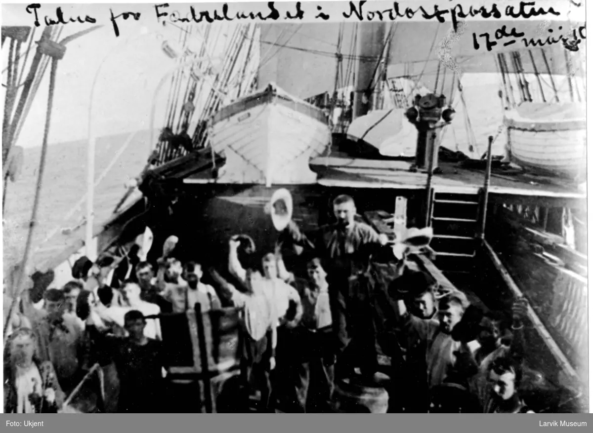 Båtmannskap ombord på bark "Emma", 17de mai 1909