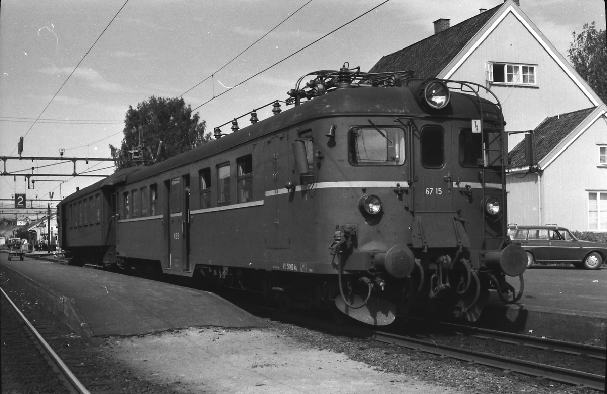NSB motorvogn type 67, BM 67 15, i Lunde stasjon. Lokaltog mellom Lunde og Nordagutu. Styrevogn type 65.
