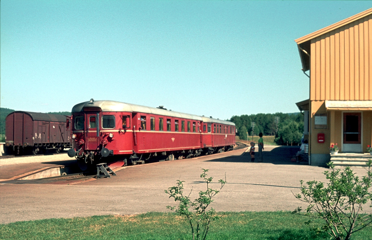 "Motorvogna". Tog 372 Røros - Hamar stopper på Os stasjon. Motorvognsett type 91. BM 91 06 og BDFS 91 71 eller 73. Os i Østerdalen.