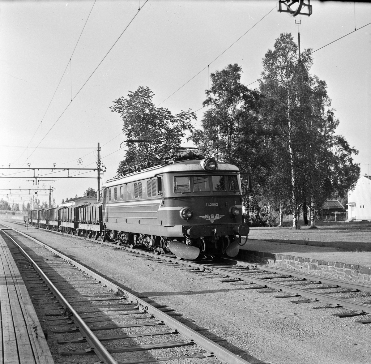 Elektrisk lokomotiv type El 11 med grustog.