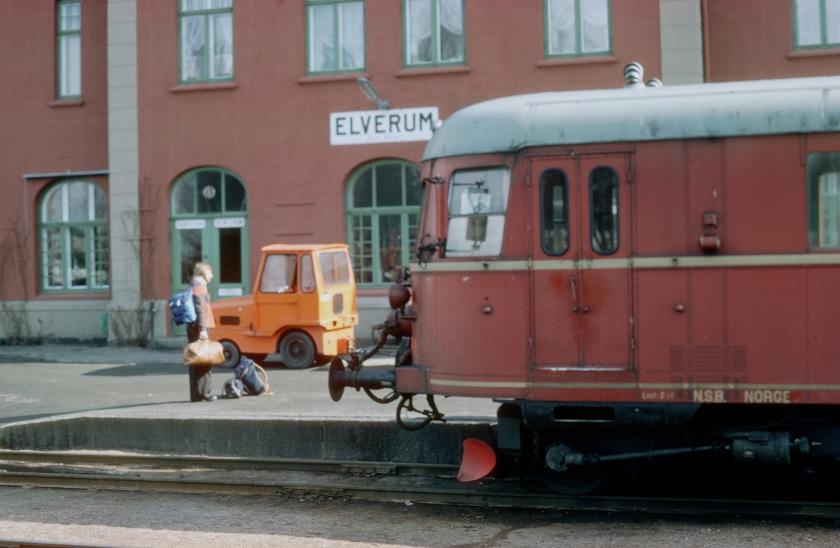 Tog fra Kongsvinger på Elverum stasjon. NSB dieselmotorvognsett type 86. Styrevogn BDFS 86 65.