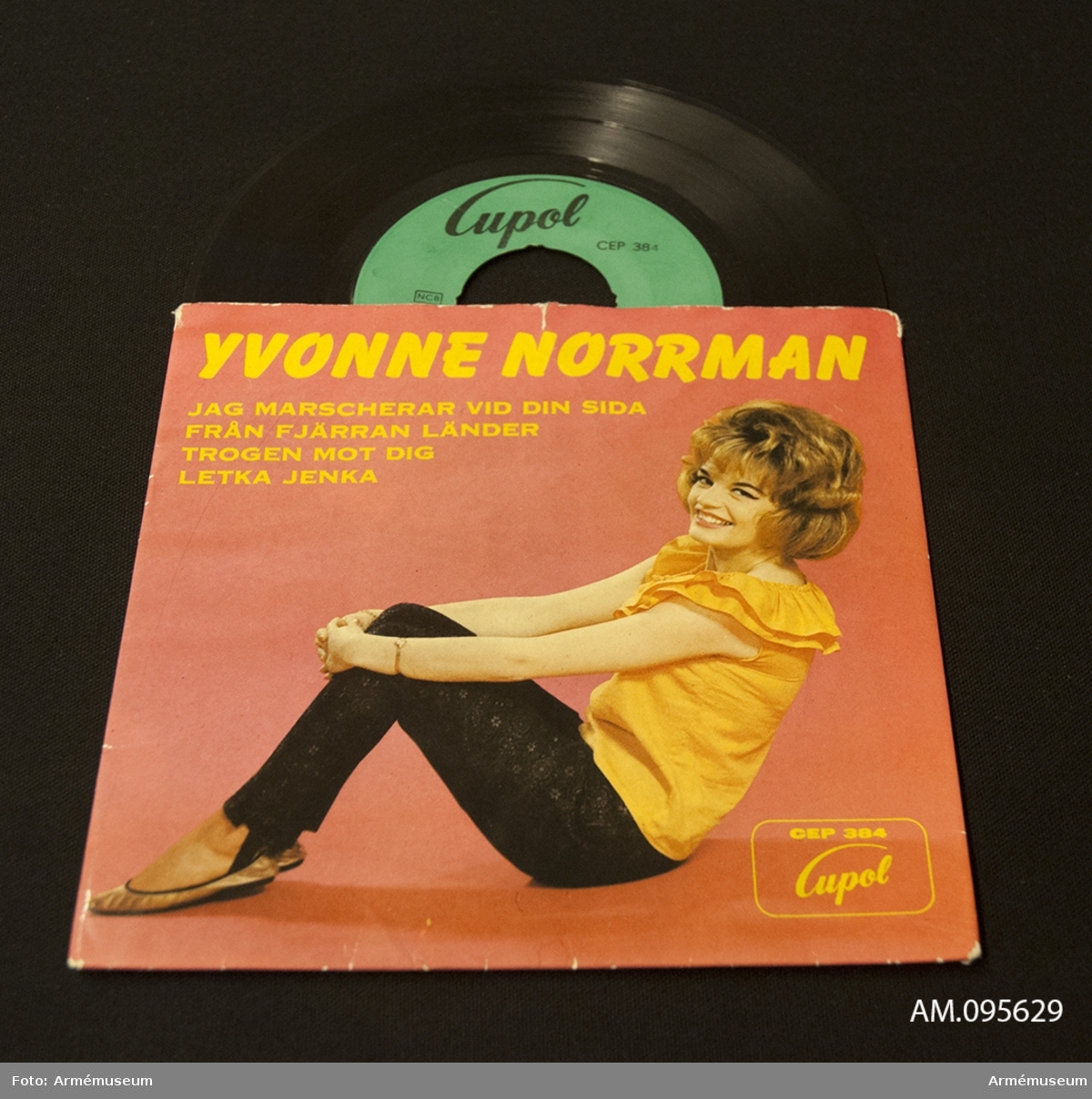 EP-skiva  från 1964 med artisten Yvonne Norman som sjunger "Jag marscherar vid din sida".