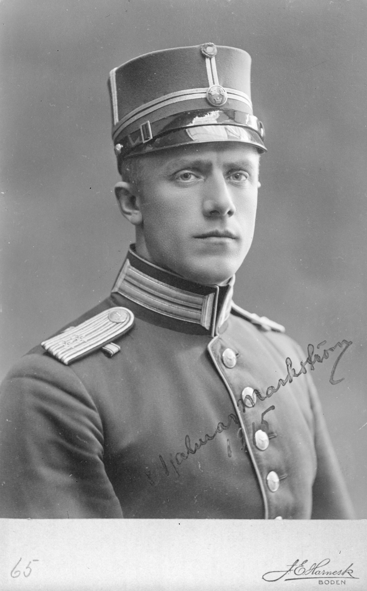 Porträtt av militära flygpionjären Hjalmar Markström, från Norrbottens regemente. Porträttet är signerat av Malmström.