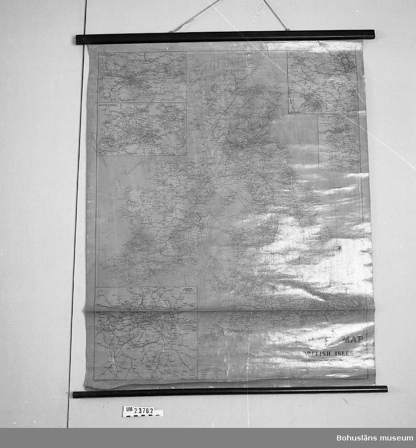 "Philips Railway Map of the British Isles. With large scale inset map of the principal idustrial centres".
Använd av AB William Thorburn & Söner, Uddevalla, som bland annat hade havreexport till England. Använd på kontoret för kännedom om engelska järnvägsförbindelser. 
Tryckt, kolorerad karta med skyddshinna av linoljefärg, nu gulnad. Upp- och nedtill svarta trälister.

1823 flyttade skotske affärsmannen William Thorburn till Uddevalla. Han lade grunden till ett familjeföretag som under ett och ett halvt sekel hade största betydelse för Uddevallas ekonomi. William Thorburn tog fasta på den engelska efterfrågan på havre till alla de hästar som drog Londons cabs och landsvägsdiligenser. Firman Thorburn och söner köpte upp havre från bönderna i Bohuslän, Västergötland och Dalsland. Jordbruket inriktades alltmer på havreodling. 

1867 startade William Thorburn ångbåtsförbindelse Uddevalla - London under namnet Ångbåtsaktiebolaget Avena. Avena betyder just havre. De ingående fartygen var S/S Avena, S/S Sitona, S/S Annona och S/S Pollux. 

Litt:Thorburn, Bertil: Willm Thorburns söner:ett blad ur den svenska havreexportens historia  
Thorburns söners aktiebolag, Uddevalla 1951.