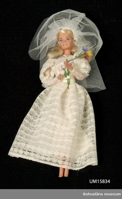 Barbiedocka klädd i slöja och brudklänning.
I originalförpackning av papp och plast.
Tillverkad för Mattel Inc. USA.

Se UM015810.