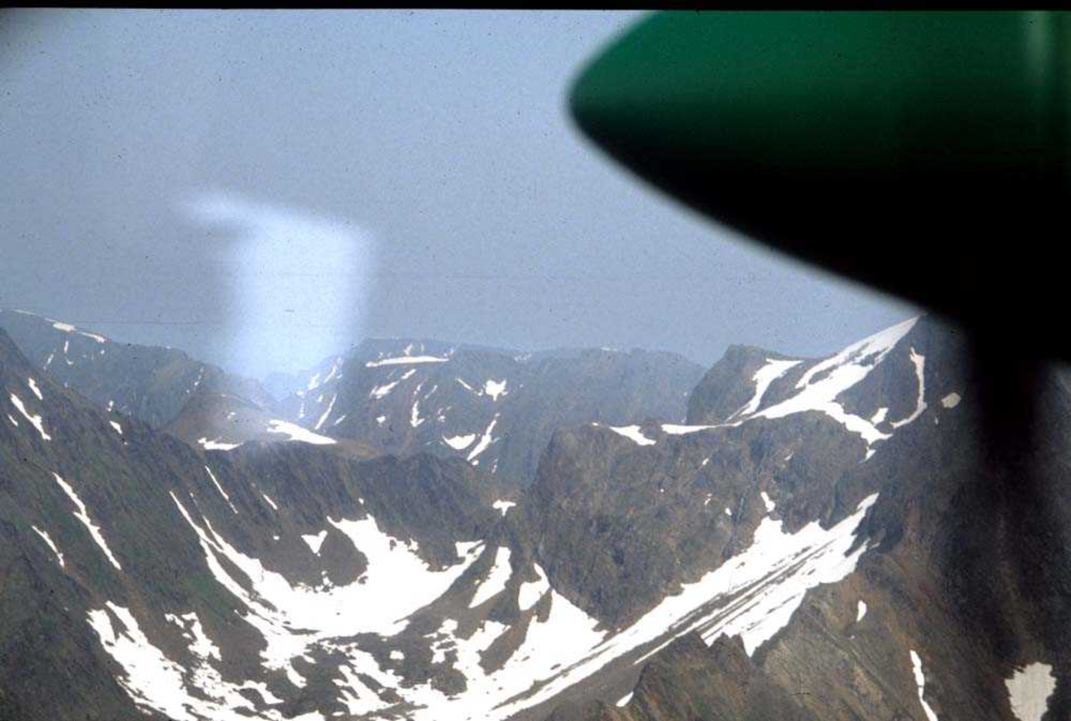 Luftfoto. Majestetisk fjellheim i Vesterålen fotografert fra en DHC-7-102 fra Widerøe