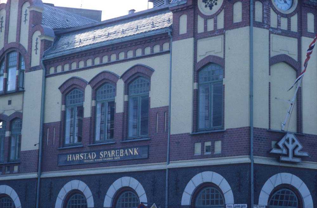 Landskap. Harstad. Harstad Sparebank holder til i en gammel 
ærverdig bygning.



























































































































































































































































































































































































































































































































































































