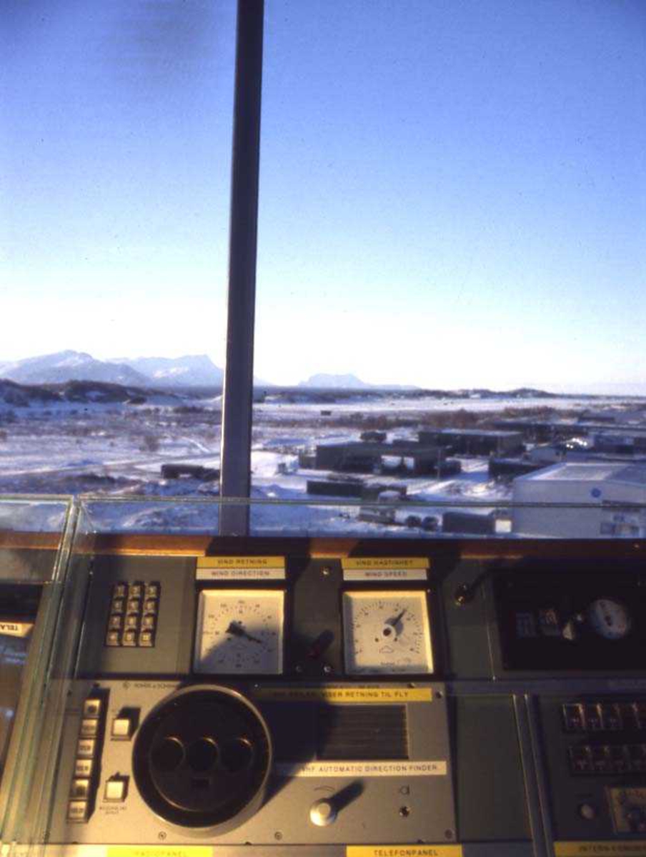 Lufthavn/Flyplass. Bodø. Flykontrolltårn med utsikt mot vest. I bakgrunnen skimtes Sandhornøya og Fugløya.