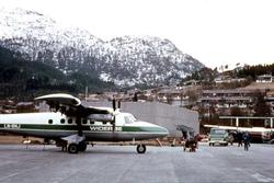 Lufthavn/flyplass. Førde/Øra. Et fly, LN-BNJ, DHC-6-300 Twin