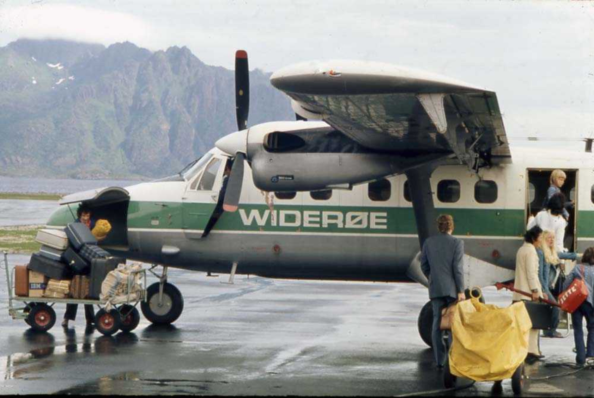 Lufthavn/flyplass. Svolvær/Helle. Et fly, DHC-6-300 Twin Otter fra Widerøe klar til avgang. Passasjerer og last tas ombord.