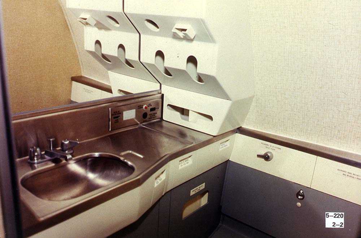 Vask på et toalett ombord i ett fly, Boeing 737-200.