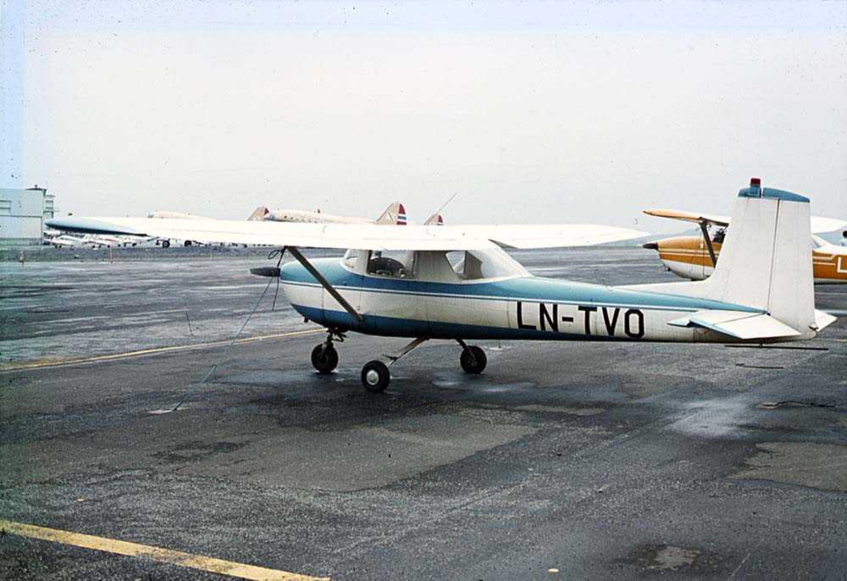 Lufthavn. Ett fly på bakken, Cessna 150D LN-TVO. Flere fly i bakgrunnen.