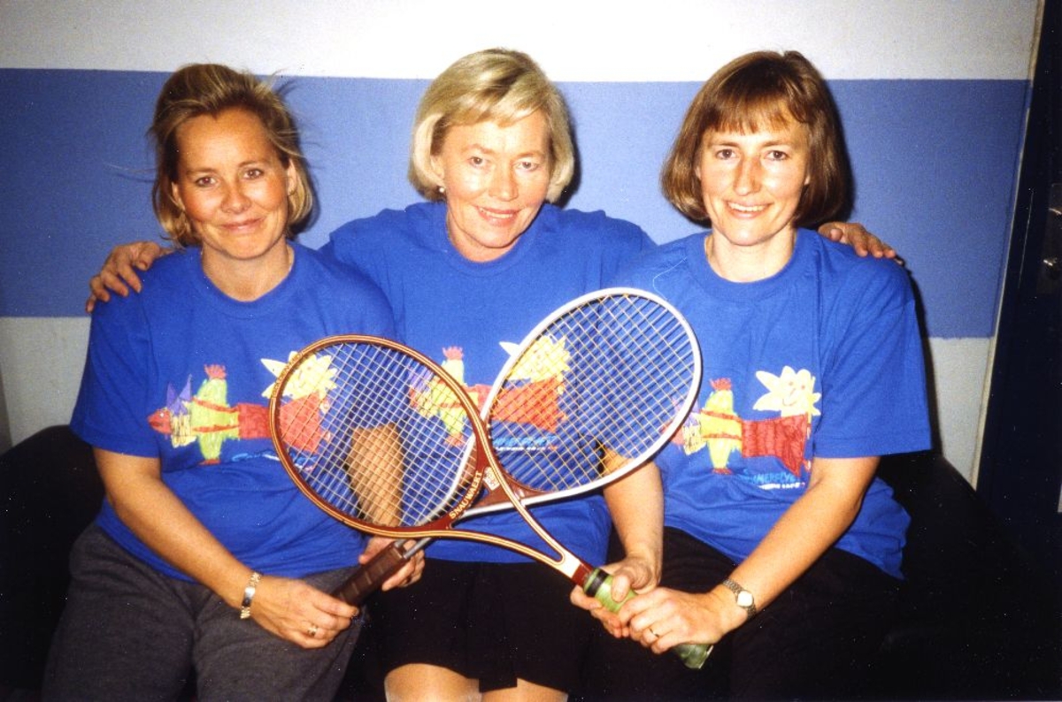 Landskap. Tre glade jenter fra Braathens SAFE's damelag i tennis.