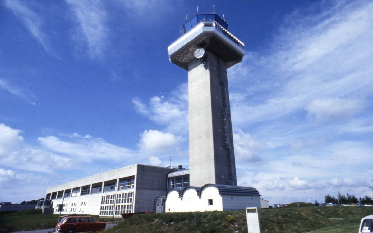 Lufthavn/Flyplass. Stavanger Lufthavn, Sola. Kontrolltårnet (Control Tower) ble åpnet i 1981.