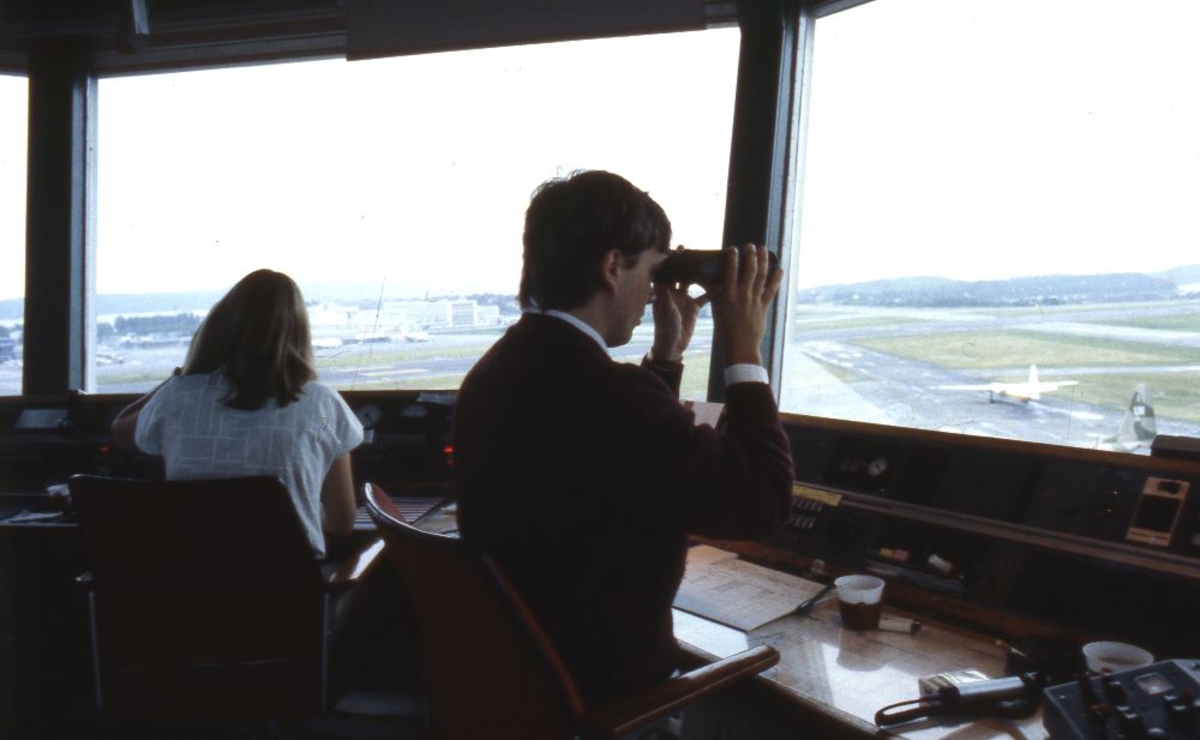 Lufthavn/Flyplass. Stavanger Lufthavn, Sola. Fra Kontrolltårnet (Control Tower) tar flygelederne i bruk kikkerter for lettere å se detaljene på flyplassområdet.