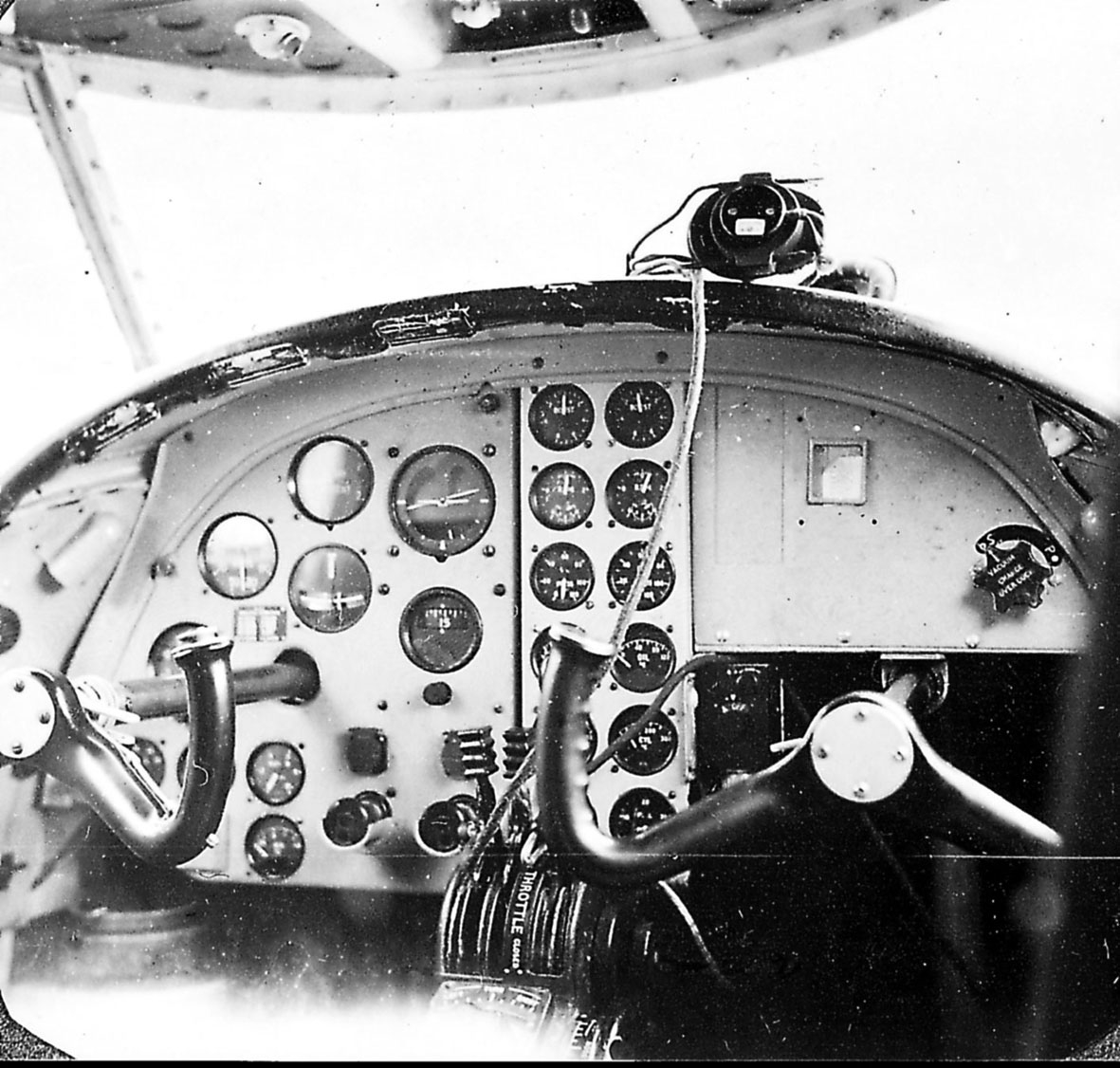 Fra cockpiten i LN-SUH med instrumenter og styreposisjoner.  