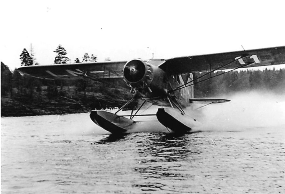 Ett fly,LN-11  Hønningstad C5 Polar i ferd med å lette fra vannflaten.