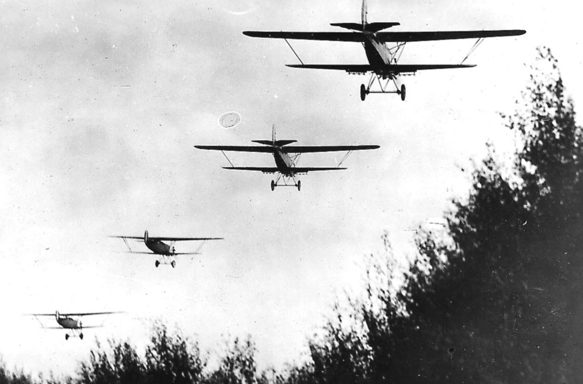 Luftfoto, fire fly i luften, Fokker CVE.  Bildet tatt fra bakken under.