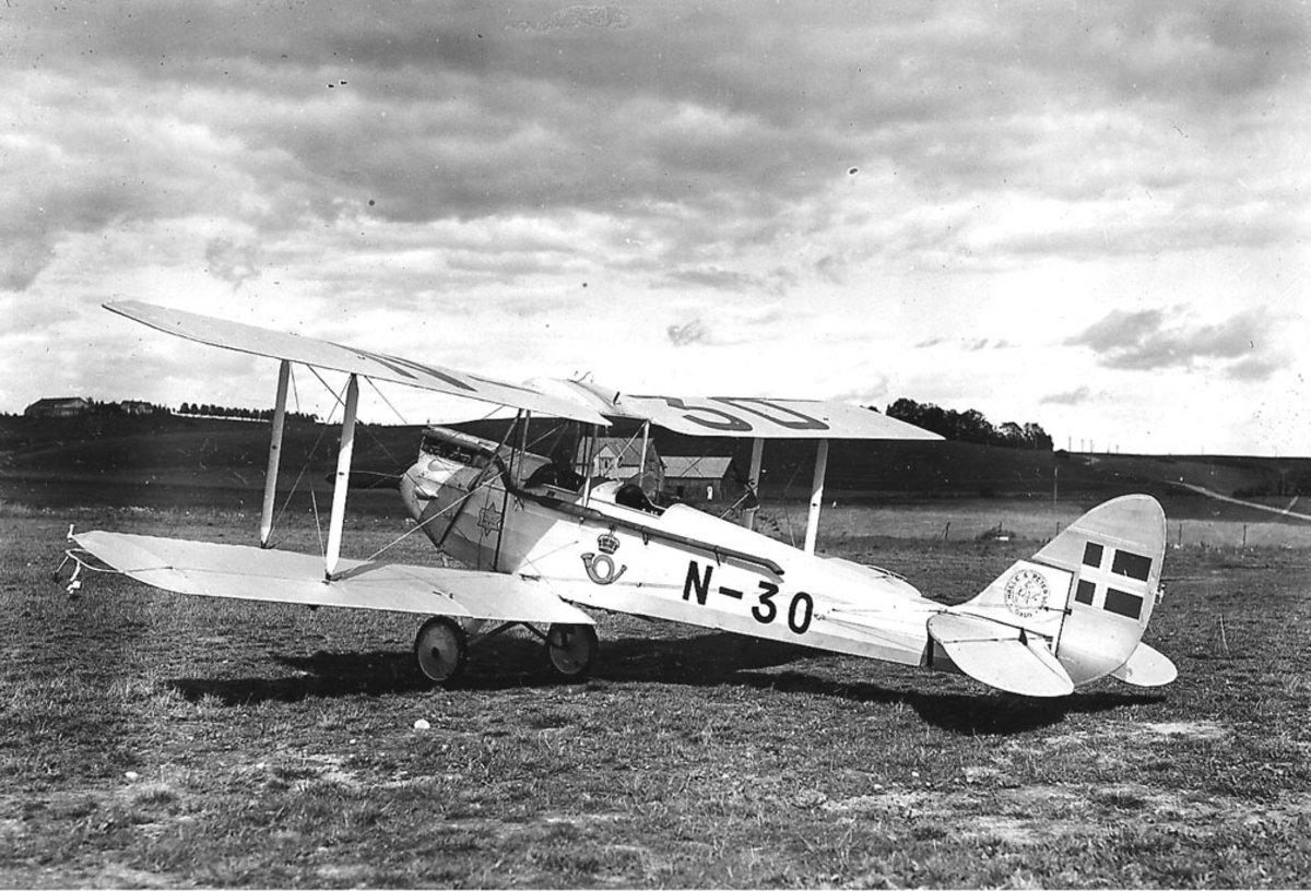 Åpen plass, lufthavn. ett fly på bakken, De Havilland DH.60 Moth,  siv reg. N-30.