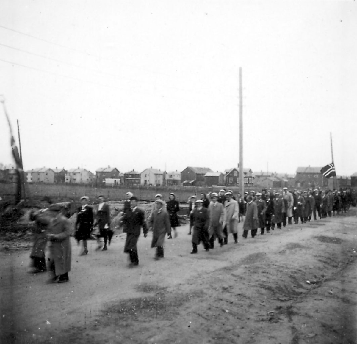 Frigjøringsdagene i Bodø etter krigen 1940 - 1945. Mange personer går i tog.