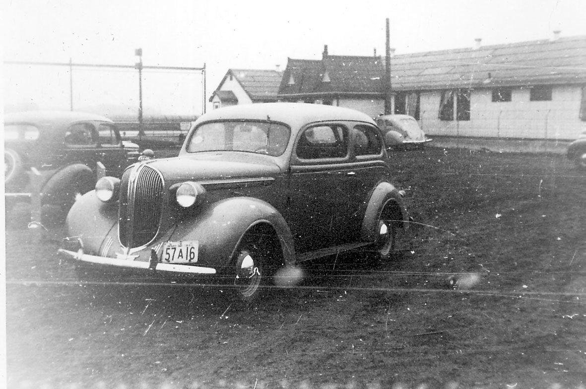 Noen biler, bilen i forgrunnen er en Plymonth 1938 mod.