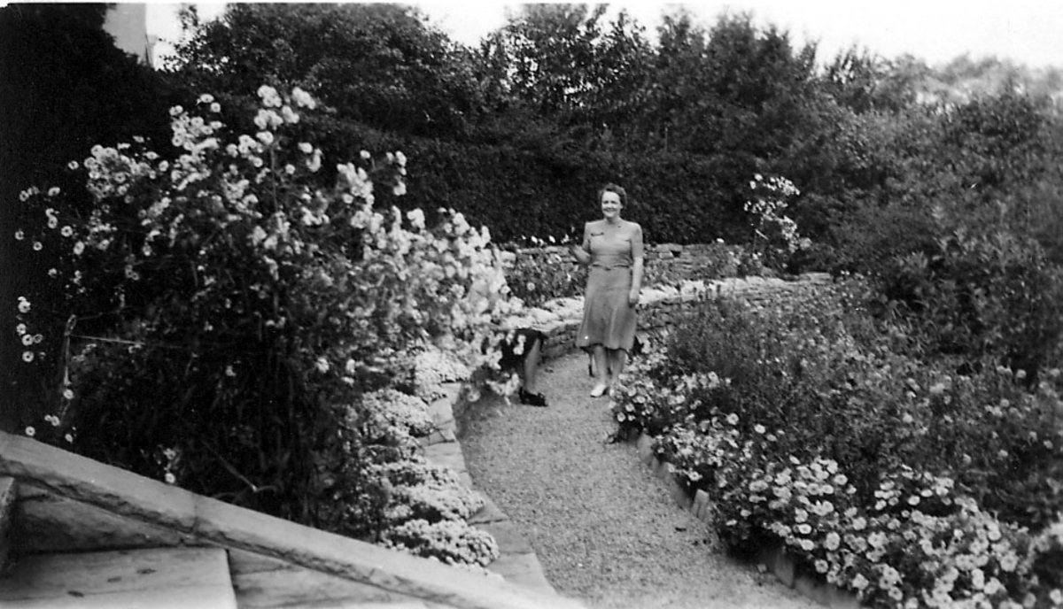 Portrett, to personer avbildet i en hage.
