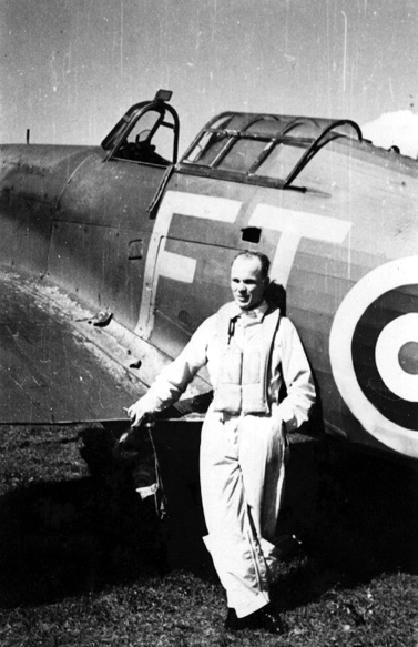Portrett, en person, militær, står foran et fly, Hawker Hurricane fra RAF 43 squadron.