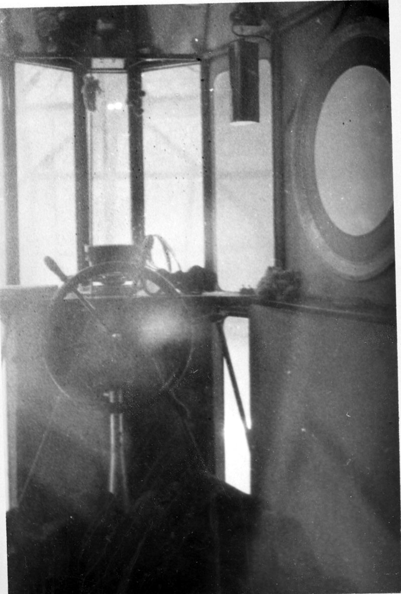 Interiør fra gondolen til luftskipet "Norge". Viser rormannens, styrmannens, plass.