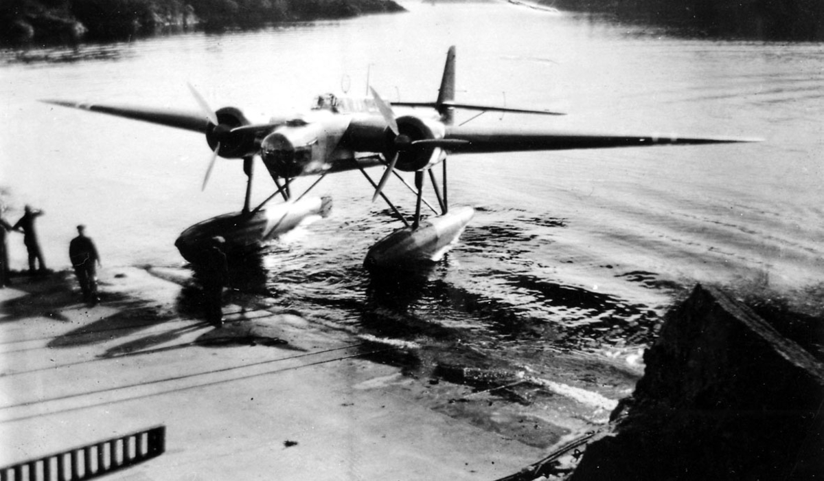 1 fly, Heinkel He 115 (N) A 2, skrått forfra. Taues inn på land. 