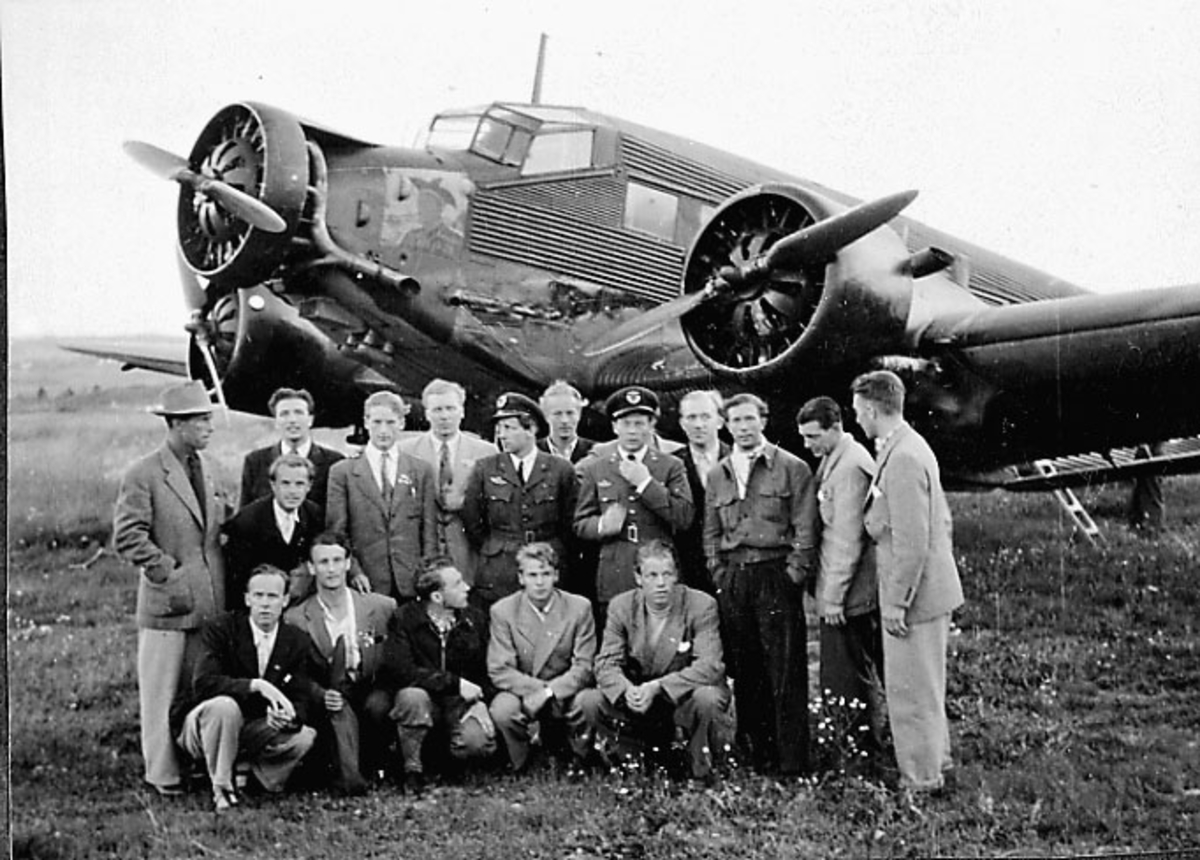 Portrett, flere personer stå foran et fly, Junkers "Jåmpa"? (bilde av same på nesepartiet) 