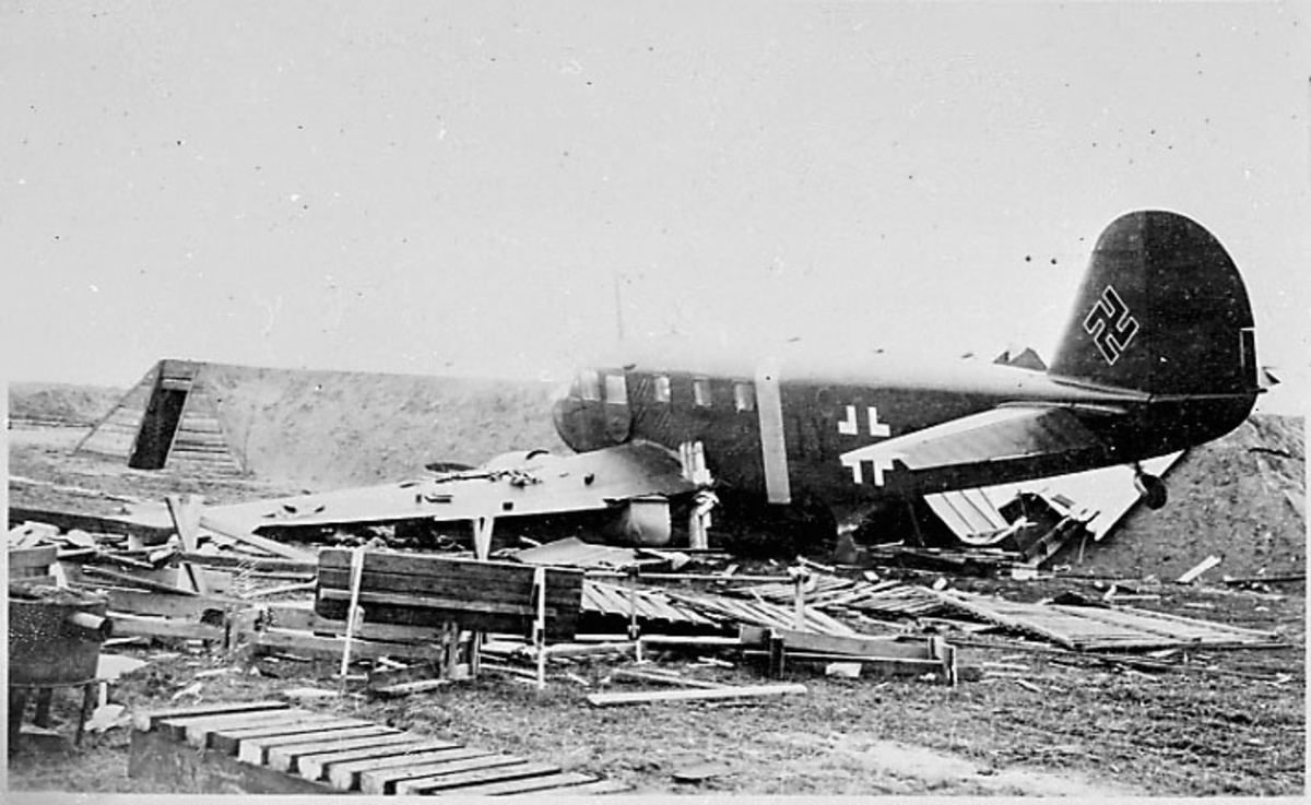 Skadet fly - flyhavari, Caudron C.445 "Goeland" (Seagull) ??+YL. Ligger på bakken, skrått bakfra. Hakekors påmalt halepartiet.