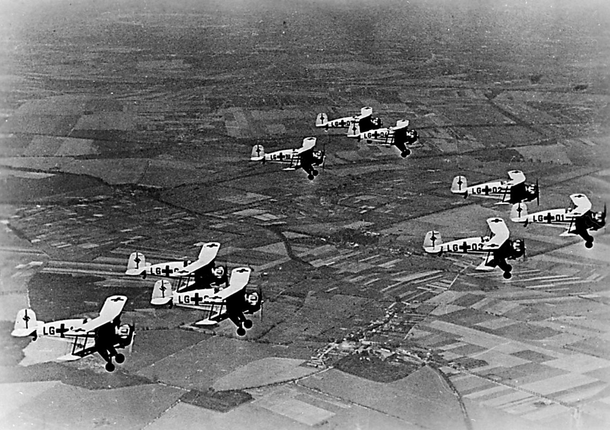 Luftfoto. Flere fly i lufta Bucker BU 133 Jungmeister fra Luftwaffe (kunstflugstaffel).
