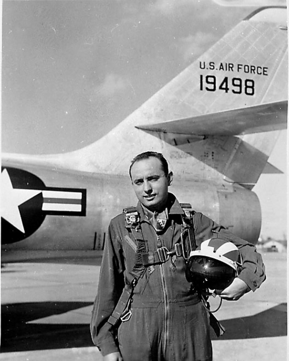 Portrett: 1 person, pilot i pilotuniform, foran halepartiet  på et fly, Thunderjet F-84 G.