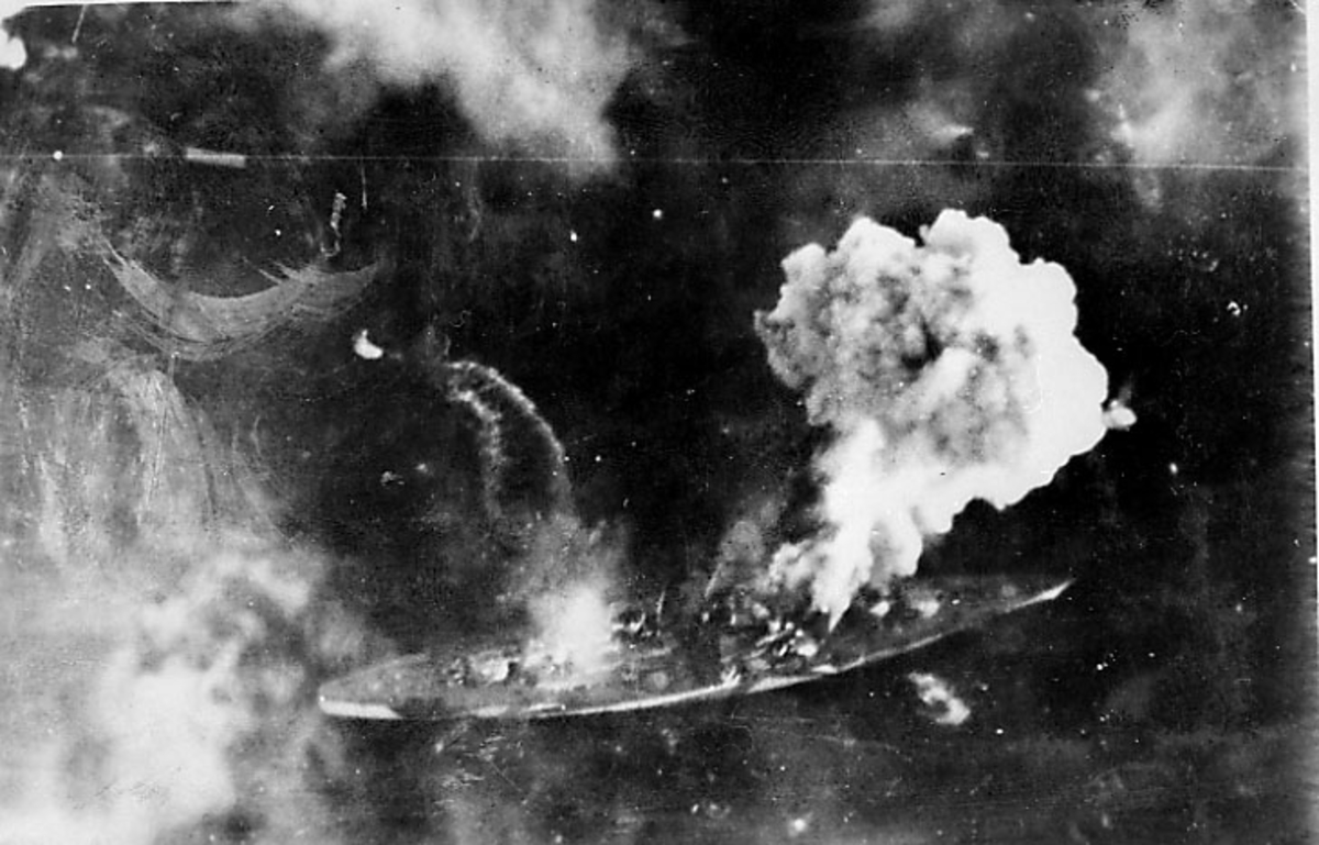 Luftfoto av marinefartøy skutt i brann - muligens Tirpitz.