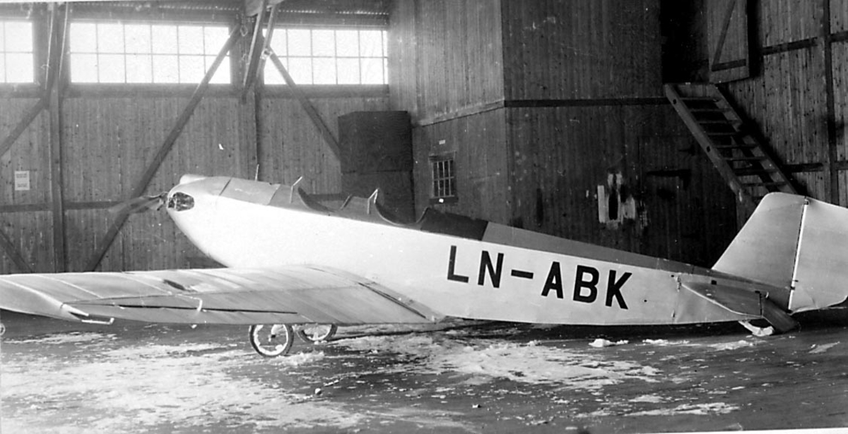 1 fly på bakken i 1 hangarbygning, Klemm DL.20bi, LN-ABK fra Alf Haugen & O.G. Langsæter.
