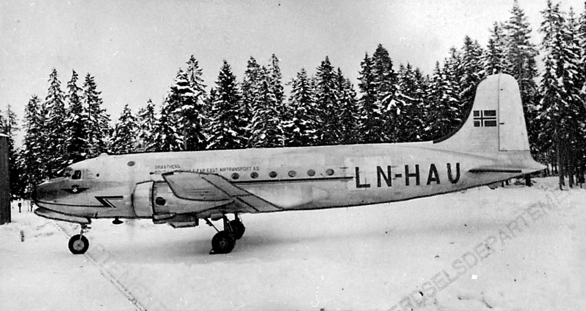 1 fly på bakken, Douglas DC-4 /C54A4-15 Skymaster, LN-HAU "Norse Trader" fra Braathens SAFE A/S.