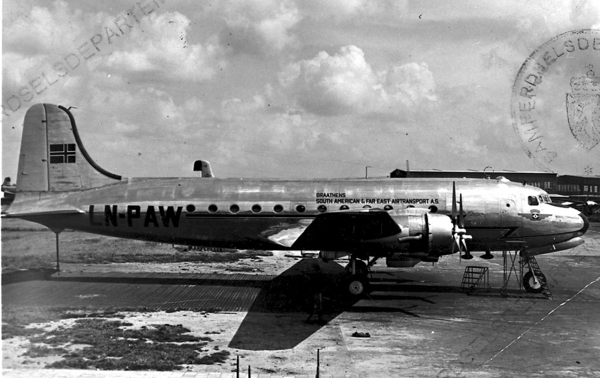 Lufthavn, 1 fly på bakken, Douglas DC-4 C-54 C-54A-15 LDB 260, "Norse Commander" LN-PAW fra Braathens SAFE A/S.