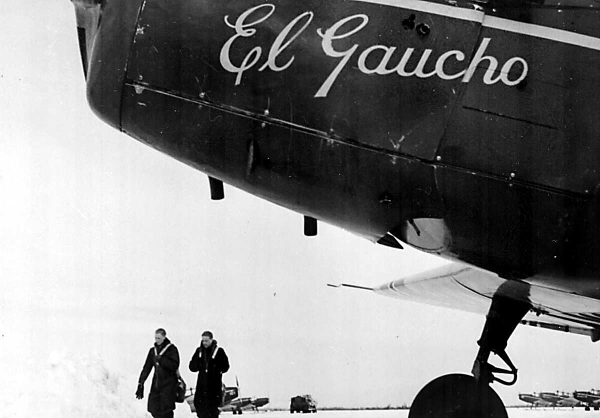 Lufthavn. 1 fly på bakken Fairchild M-62A 169 "El Gaucho". Detaljfoto.