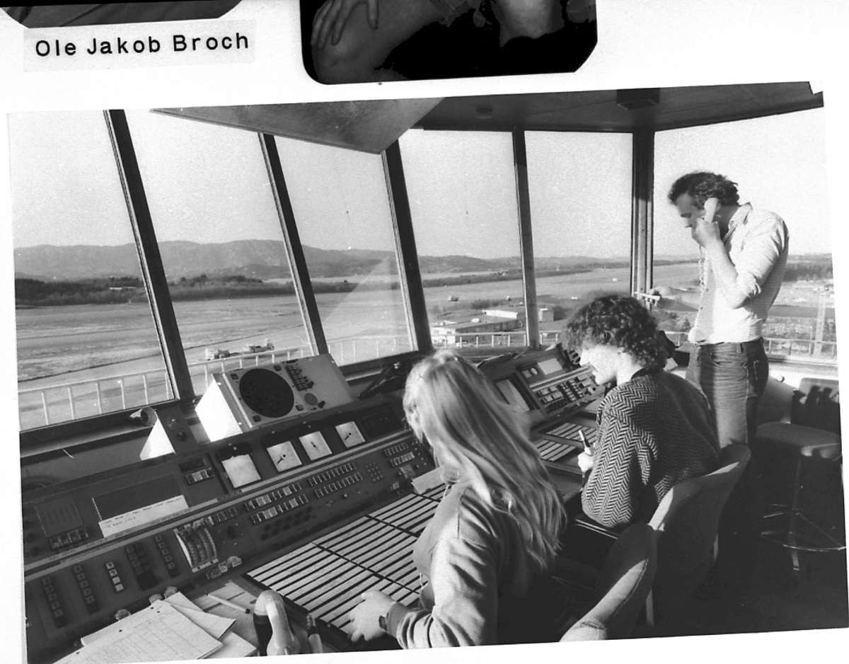 Maskinkopi av 1 foto. Lufthavn, inne i kontrolltårn. Portrett, 3 personer.