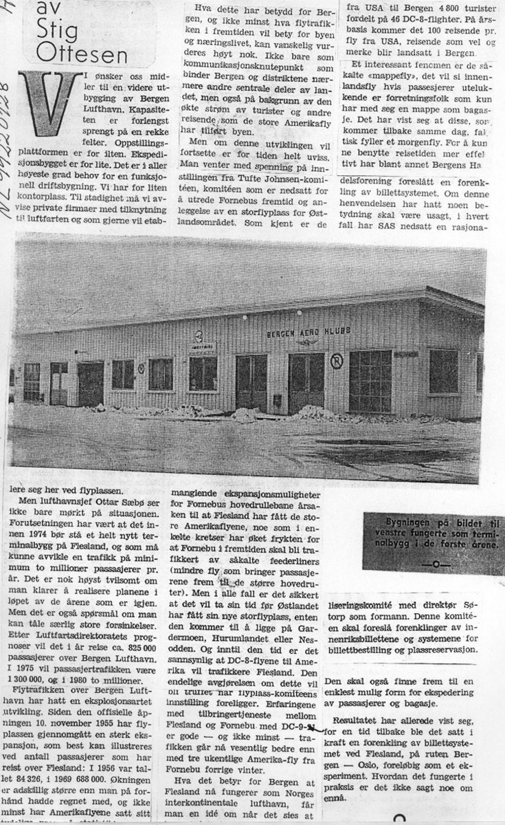Maskinkopi av avisartikkel og foto av bygningen som fungerte som terminalbygning den første tiden. "Utbygging på Fleslans"
