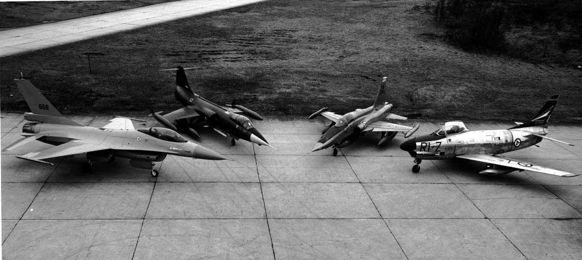 Lufthavn - flyplass.  4 fly oppstilt Bodø hovedflystasjon  fra venstre F-16,  CF-104, F-5, F-86K.