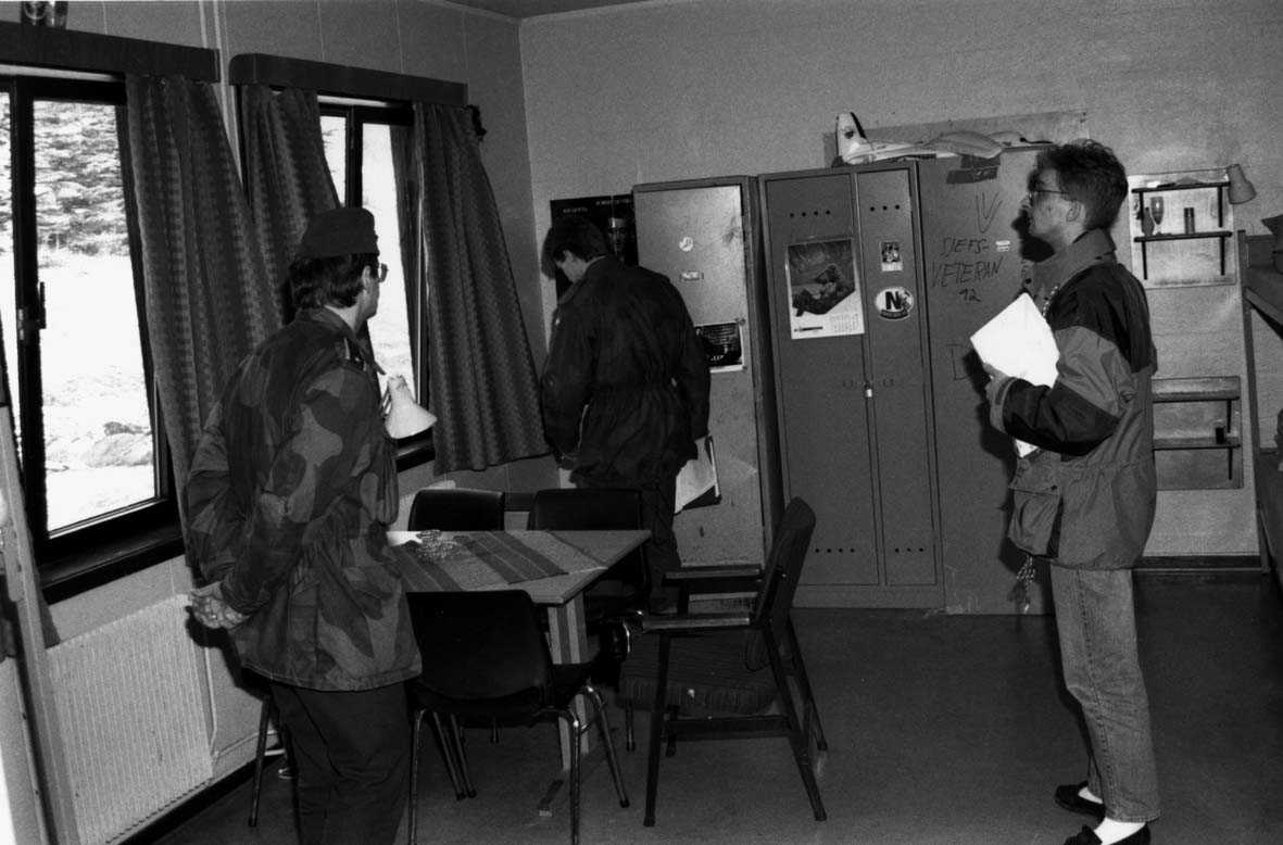 Gruppe.  Inspeksjon av forlegningsrom mannskapskaserne,  tre personer to i uniform en sivil.