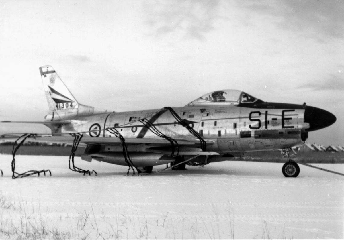 Lufthavn-flyplass.   En F-86K  SI-E  i bremsenettet.