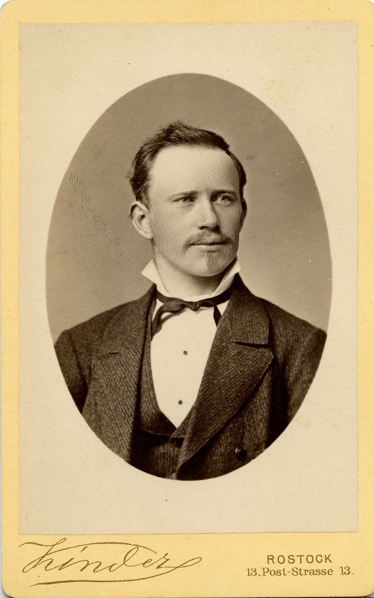 Portrett - Halvdan Olsen. Født 3/5 1856 - død 22/2 1883.
