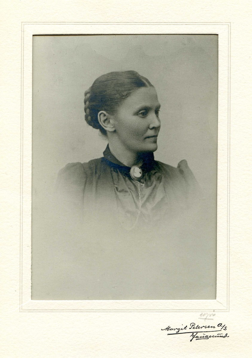 Portrett av Anne-Malene Odland, født Lindøe i Haugesund.
Født 18. juni 1861